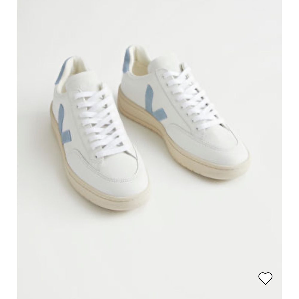 Veja V-12 Leather (US8/EUR39)